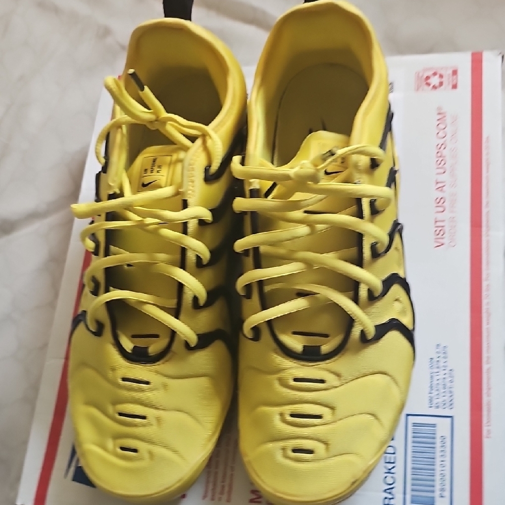 Nike Yellow and Black Sneakers with VaporMax Cushioning - Picture 4 of 6